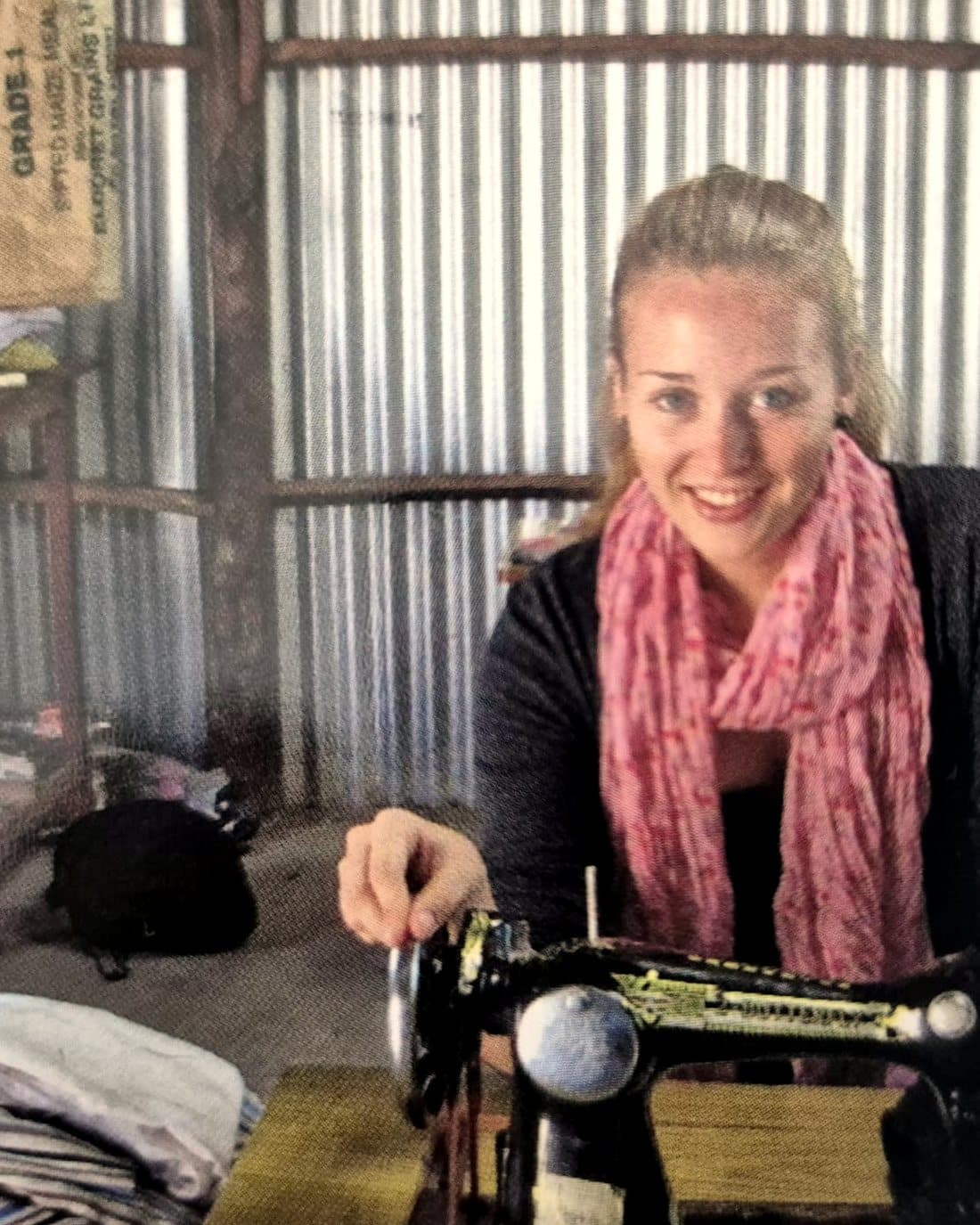 Alina Loeffler näht im Schneiderprojekt in Kenia an einer handbetriebenen Nähmaschine