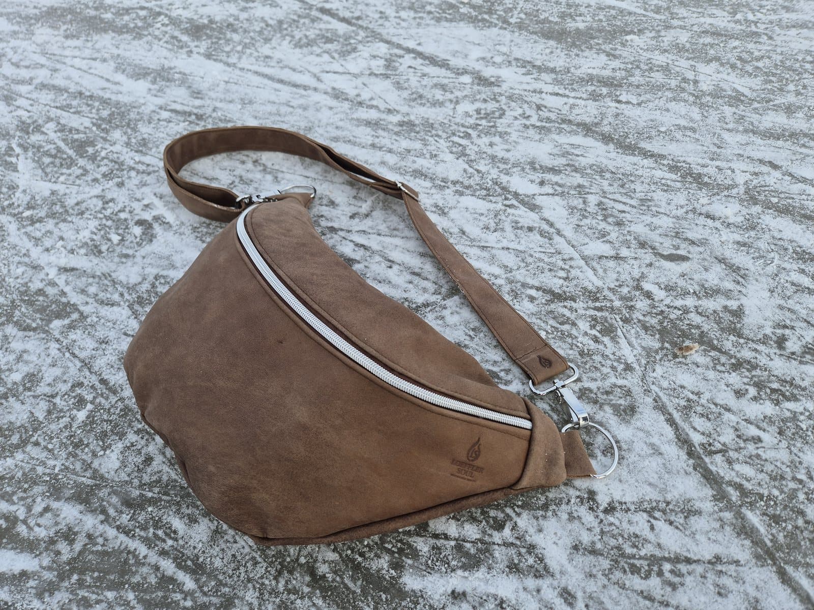 Frontansicht der LOEFFLER SOUL Sling aus Vollnarbenleder