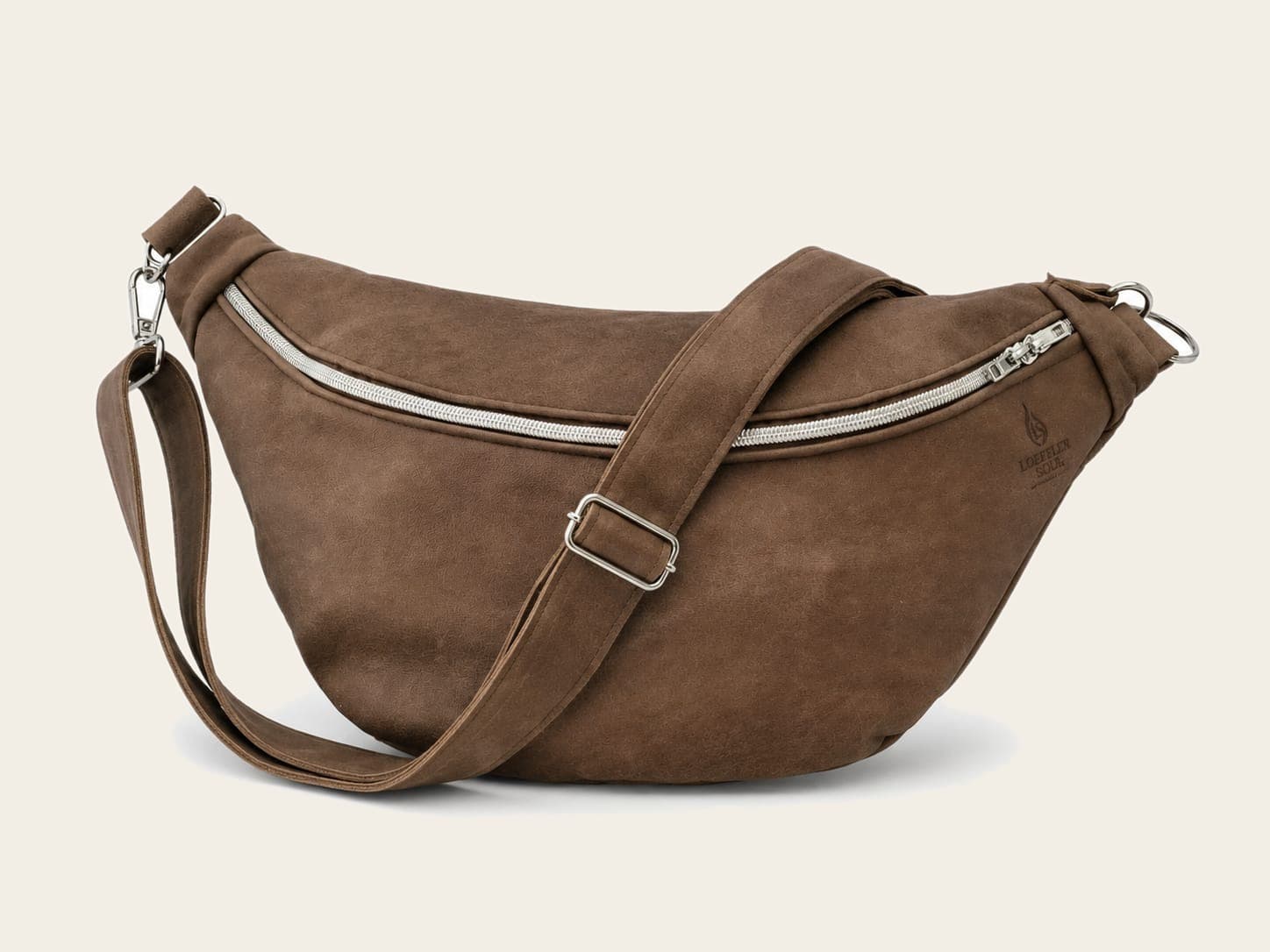Die Sling aus pflanzlich gegerbtem, nubukiertem Rindleder in Braun, mit eingeprägtem Logo